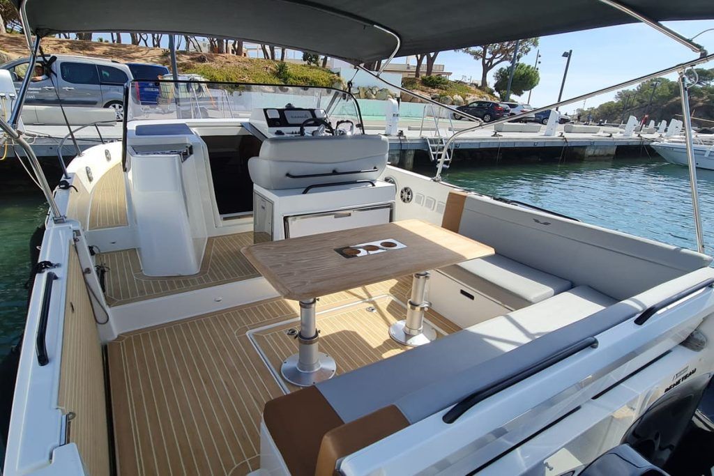 Fotografia de cubierta del barco Beneteau Flyer 8.8 con mesa de aperitivo y asientos de popa