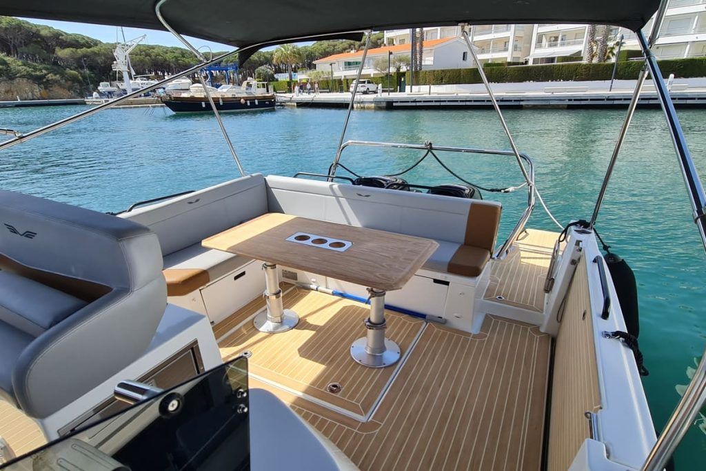 Fotografia de cubierta del barco Beneteau Flyer 8.8 estando en el puerto