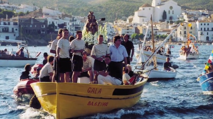 Barca Gala de Dalí navegando durante la tradicional salida de la Virgen del Carmen, Patrona del mar.